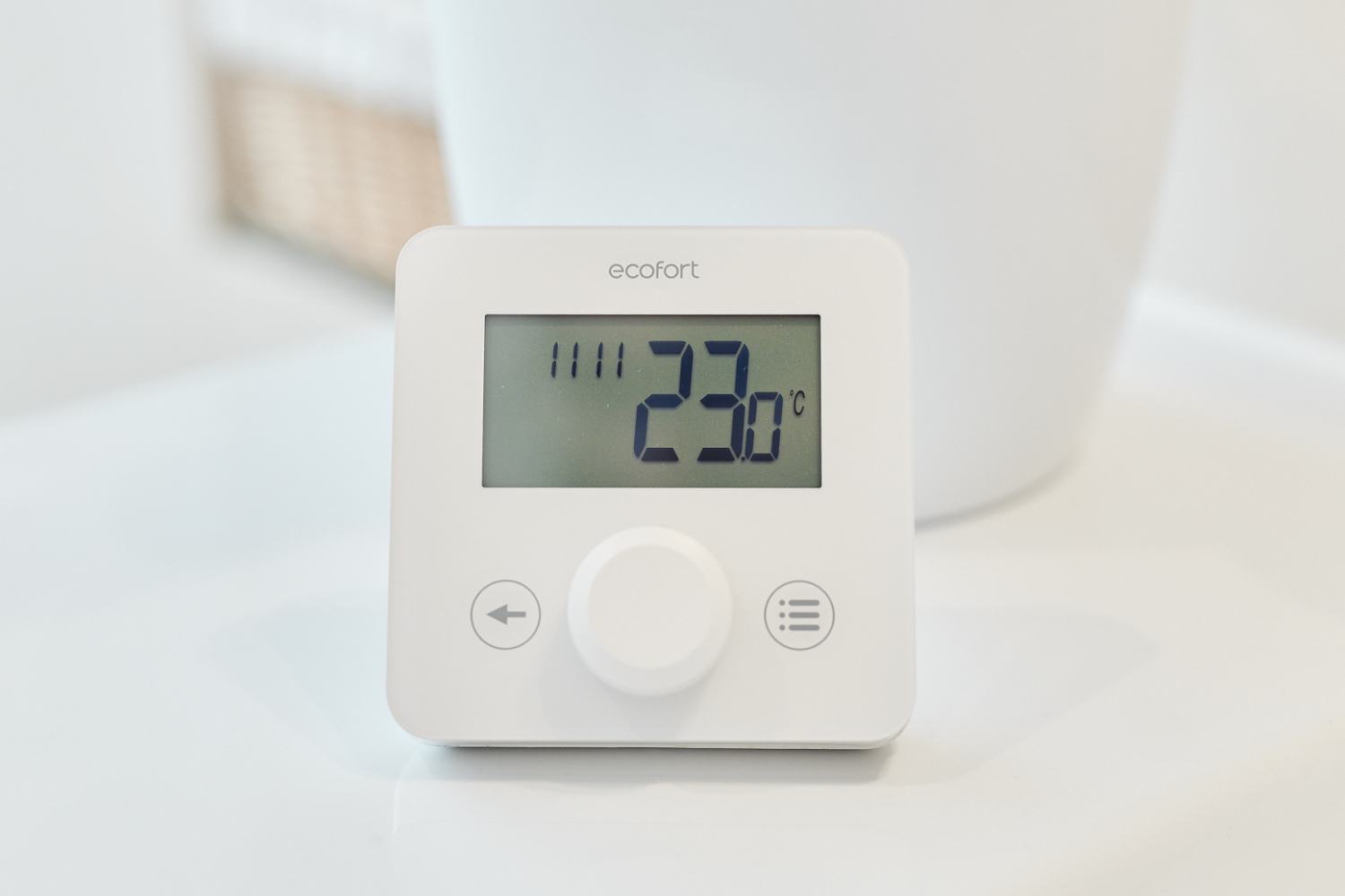 ecoheat Sensus Thermostat auf einem Tisch